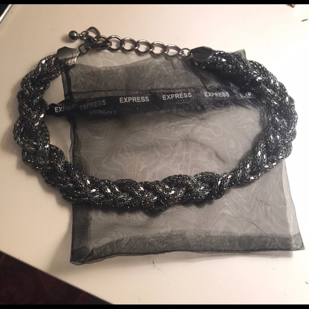 Express chain statement necklace